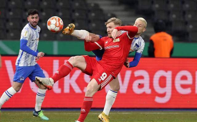 古德利晒防守贝林厄姆照片，后者调侃：抱得太紧了兄弟🤣❤️（古德利晒与贝林厄姆对抗照，贝林厄姆打趣：兄弟，你抱得太紧了🤣❤️）