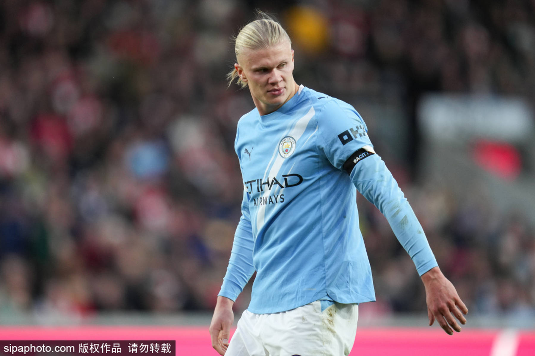 中超改跨年制，融入世界还是盲目跟风？（中超推行跨年赛制：迈向国际，抑或随波逐流？）