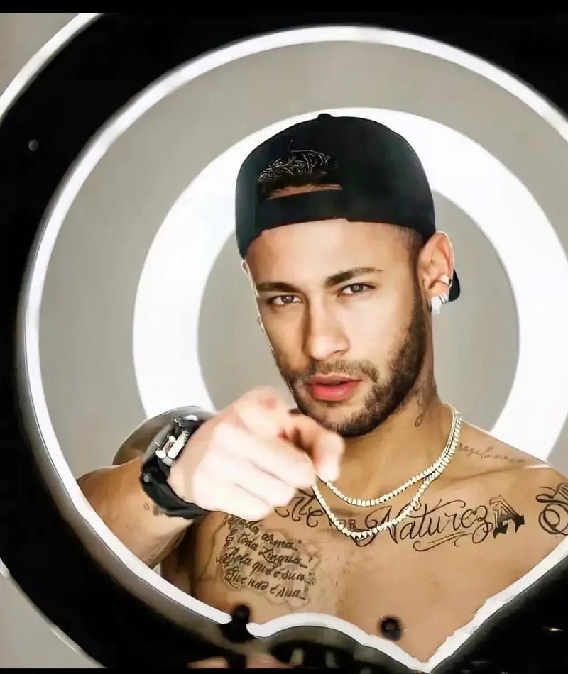 拉卡泽特回到酋长球场，观看并解说枪手对阵拜仁的比赛（拉卡泽特重返酋长，现场观战并解说阿森纳对阵拜仁）