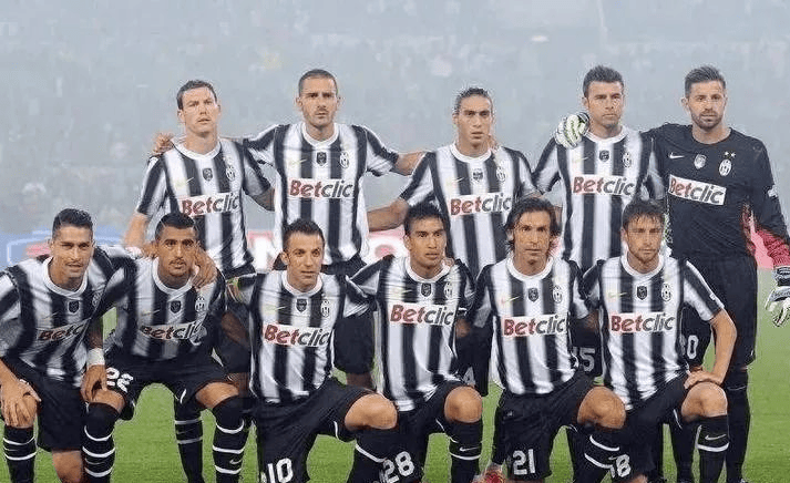 斯基拉：米兰双雄仍在关注索莱，是否行动取决于球员性侵指控（斯基拉：米兰双雄继续关注索莱，是否出手取决于针对球员的性侵指控进展）