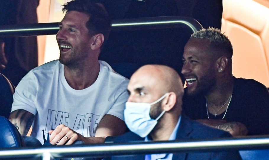 卡斯尔成马刺队史第三位在21岁以下得到30+10+5的球员（21岁前砍下30+10+5，卡斯尔成马刺史上第三人）